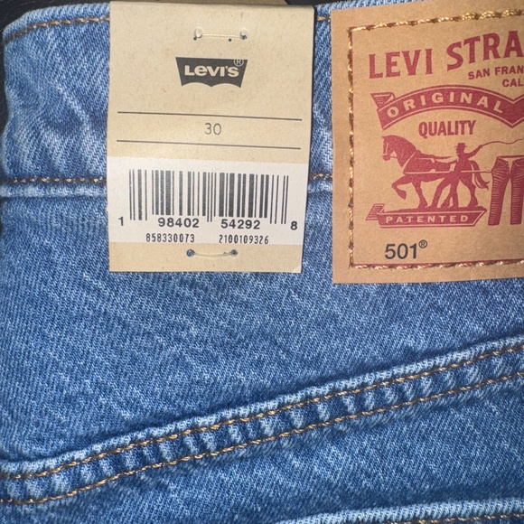 Levi's Women's 501 Mid Thigh Short - Picture 4 of 4